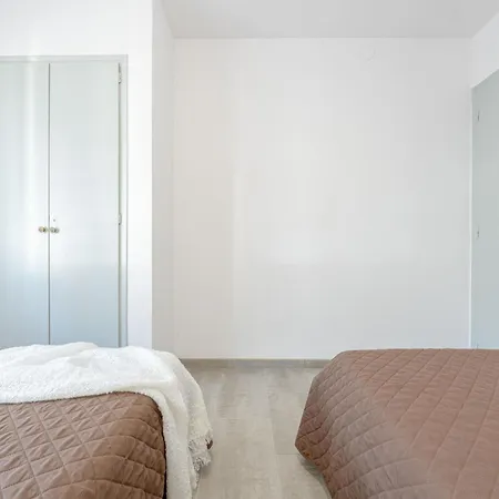 Casa Luminosa Con Amplia Terraza En Roses, Cerca De La Playa Y Bien Equipada - Hisp-288-42 * 로지즈