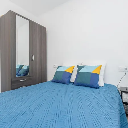 Casa Luminosa Con Amplia Terraza En Roses, Cerca De La Playa Y Bien Equipada - Hisp-288-42 *